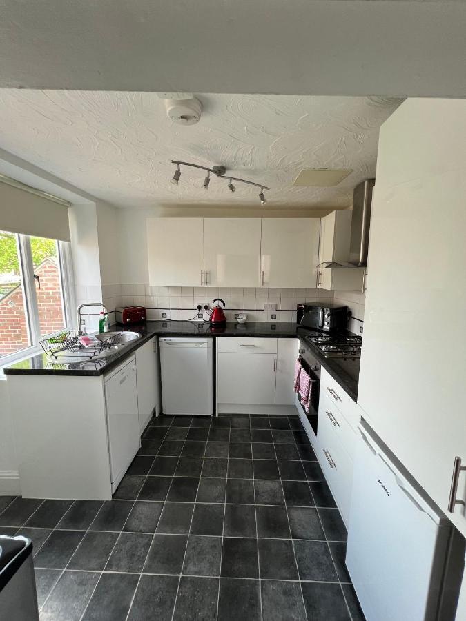 Stay In Yeovil Town Centre, Large 2 Bd Apt With Parking, Sleeps 4 Exterior photo